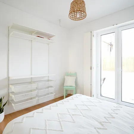 Upstairs In Mint House - Nearby, Balcony And Electric Standing Desk For Remote Work