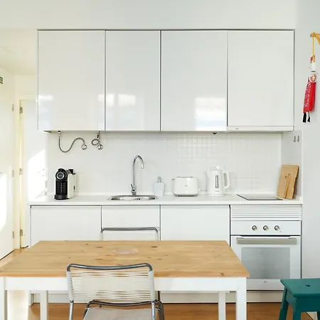 Upstairs In Mint House - Nearby, Balcony And Electric Standing Desk For Remote Work Setúbal