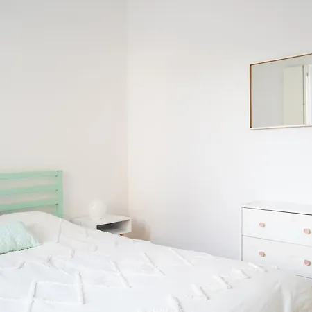 Apartment Upstairs In Mint House - Nearby, Balcony And Electric Standing Desk For Remote Work *