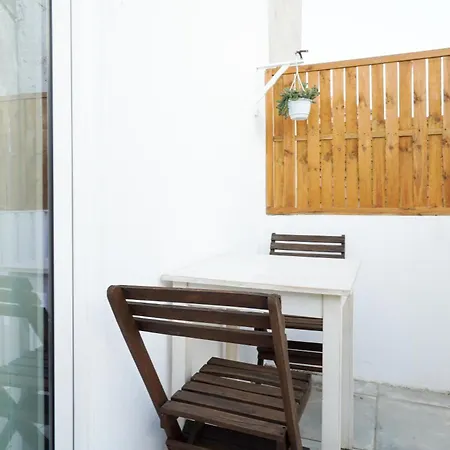 Apartment Upstairs In Mint House - Nearby, Balcony And Electric Standing Desk For Remote Work Setubal