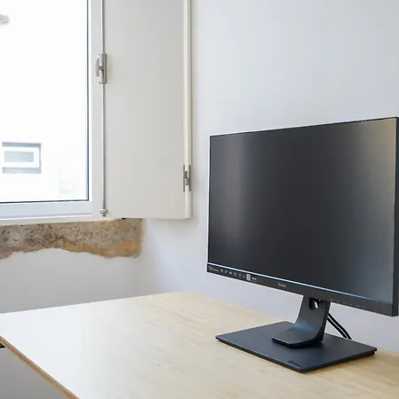 Apartment Upstairs In Mint House - Nearby, Balcony And Electric Standing Desk For Remote Work *