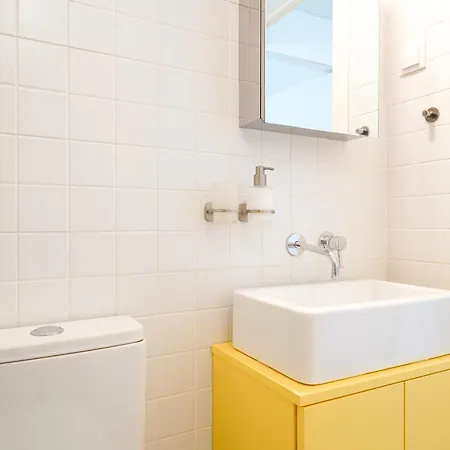 Upstairs In Mint House - Nearby, Balcony And Electric Standing Desk For Remote Work Apartment *