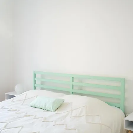 Apartment Upstairs In Mint House - Nearby, Balcony And Electric Standing Desk For Remote Work *