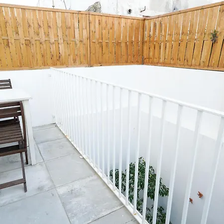 Apartment Upstairs In Mint House - Nearby, Balcony And Electric Standing Desk For Remote Work Setubal