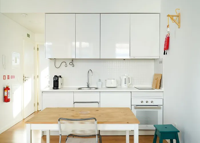Upstairs In Mint House - Nearby, Balcony And Electric Standing Desk For Remote Work Setúbal